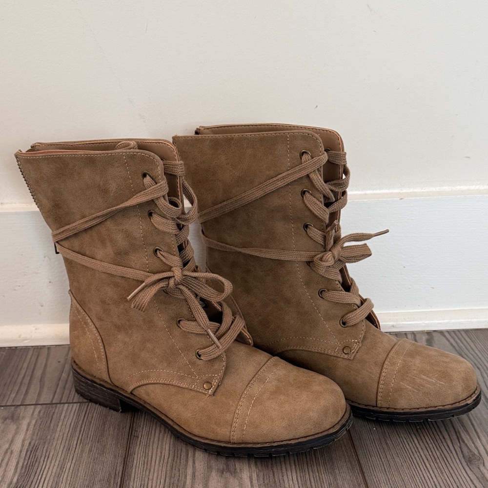 Just Fab Combat Boots Sumita 8

Ties & Zip Back

Barely Used